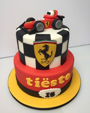 Feesttaarten - Formule 1 Ferrari stapeltaart Ti&euml;sto