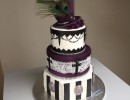 Feesttaarten - Mad Hatter stapeltaart paars wit en zwart Melina