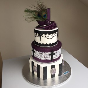 Feesttaarten - Mad Hatter stapeltaart paars wit en zwart Melina