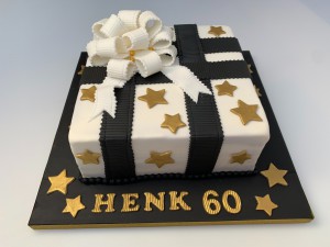 Feesttaarten - Kadotaart met lussenstrik voor Henk