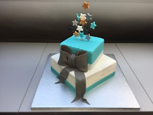 Feesttaarten - Vierkante stapeltaart blauw wit met sterren en strik