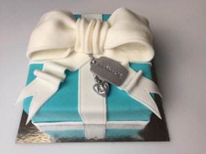 Feesttaarten - Vierkante Tiffany taart met strik en zilveren label