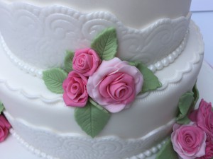 Bruidstaarten - Witte stapel met wit/roze roosjes en fondantlace