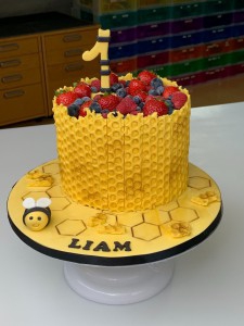 Kindertaarten - Bijentaart Liam met vers fruit Kindertaarten - Bijentaart Liam met vers fruit