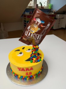 Feesttaarten - Cr&egrave;metaart geel M&amp;M anti gravity