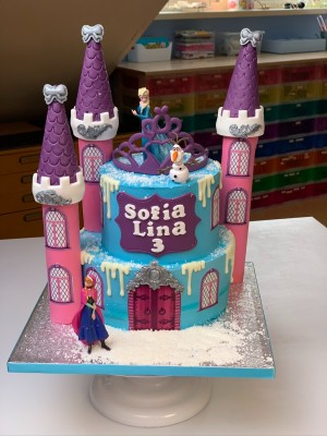 Kindertaarten - Frozentaart 3D prinsessenkasteel Kindertaarten - Frozentaart 3D prinsessenkasteel