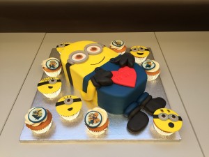 Kindertaarten - Minion taart met cupcakes Kindertaarten - Minion taart met cupcakes