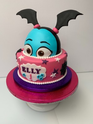 Kindertaarten - Vampirina stapeltaart Kindertaarten - Vampirina stapeltaart