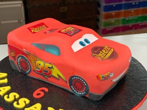 Kindertaarten - 3D Cars taart Lightning McQueen Kindertaarten - 3D Cars taart Lightning McQueen
