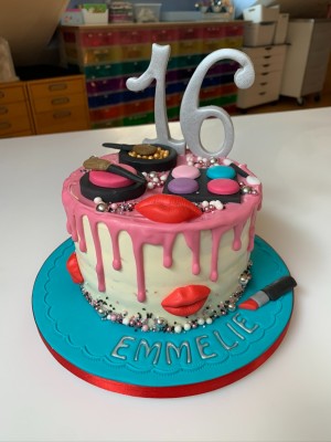 Drip Cake - Drip cake in thema make-up sweet 16