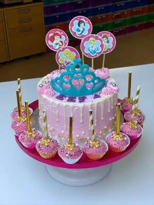 Drip Cake - Drip cake in thema prinsessen met cakepops