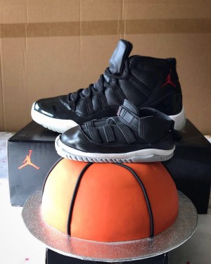 Kindertaarten - 3D Nike kinderschoen van fondant op basketbal taart Kindertaarten - 3D Nike kinderschoen van fondant op basketbal taart