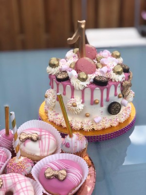 Cupcakes - Donut cakepops roze met goud Cupcakes - Donut cakepops roze met goud
