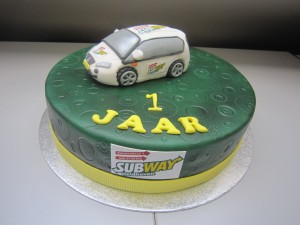 Zakelijk - Taart met 3D auto voor 1e verjaardag van dit Subway filiaal in