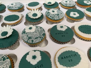 Cupcakes - Cupcakes met eetbaar kant en bloemetjes